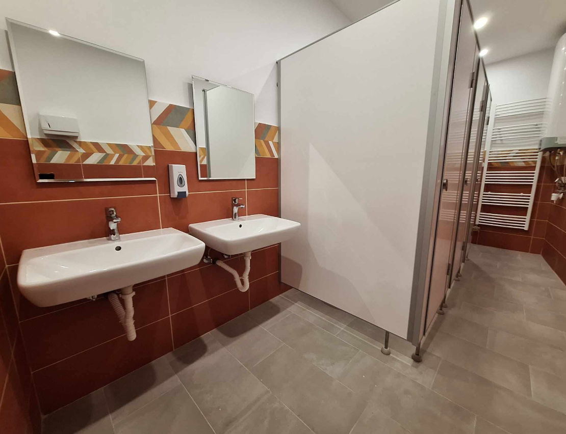 Modern mosdó terrakotta csempével